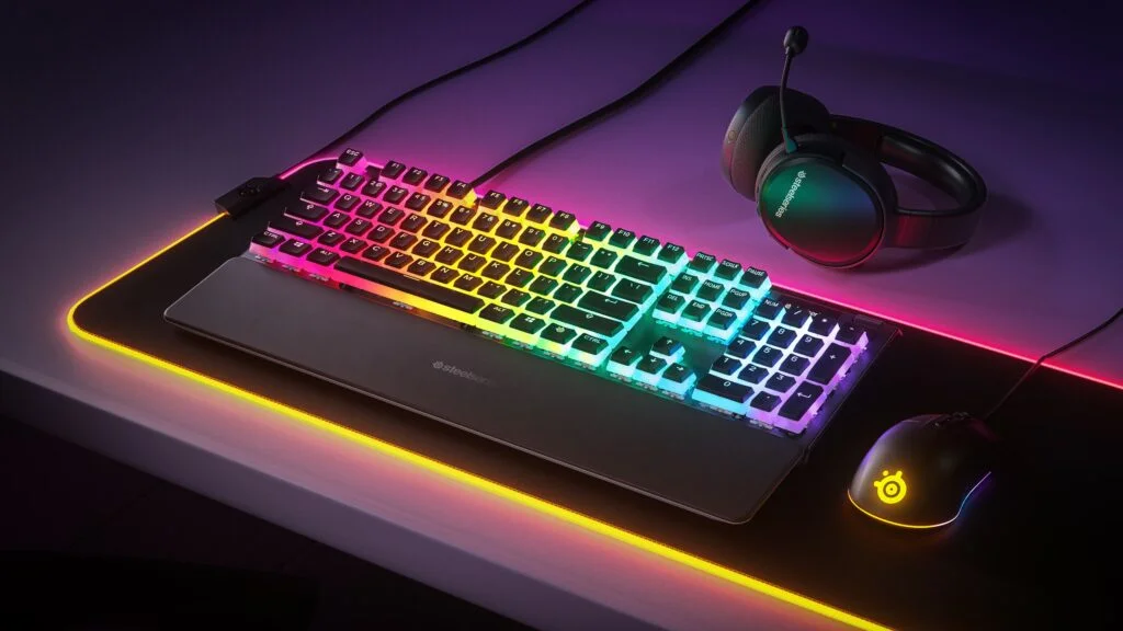 A STEELSERIES BEMUTATJA A PRISMCAPS BILLENTYŰSAPKÁKAT
