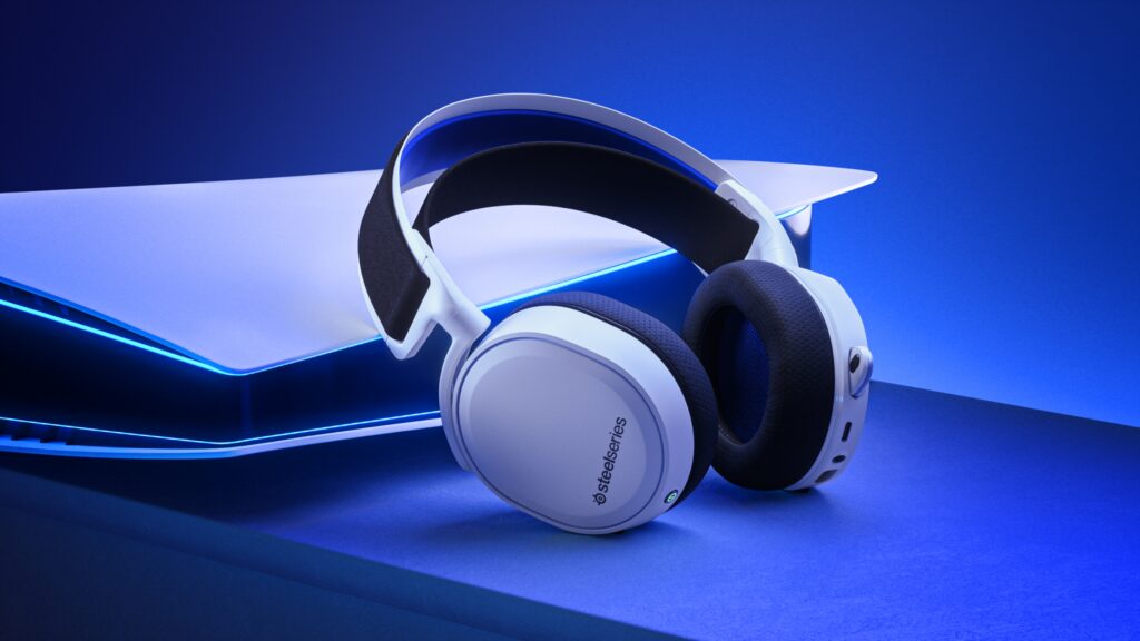 A STEELSERIES BEMUTATTA A LEGÚJABB ARCTIS 7+ ÉS AZ ARCTIS 7P+ VEZETÉK NÉLKÜLI HEADSETEIT