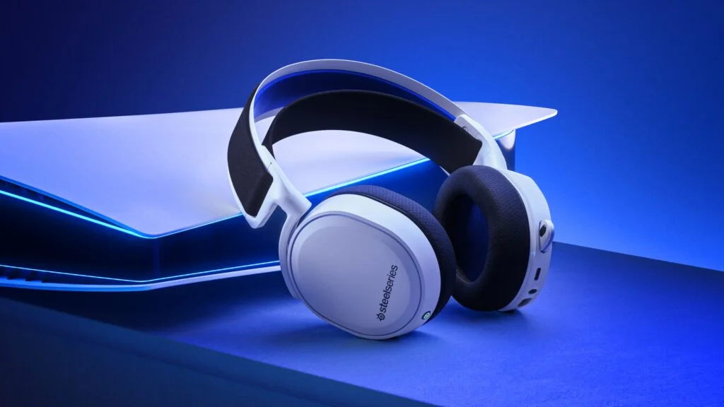 A STEELSERIES BEMUTATTA A LEGÚJABB ARCTIS 7+ ÉS AZ ARCTIS 7P+ VEZETÉK NÉLKÜLI HEADSETEIT