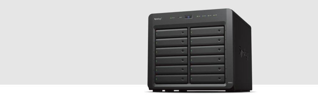 A SYNOLOGY® BEMUTATTA A 12-LEMEZES, TORONY KIALAKÍTÁSÚ TÁROLÓEGYSÉGEIT, A DS3622XS+ ÉS A DS2422+ KÉSZÜLÉKEKET