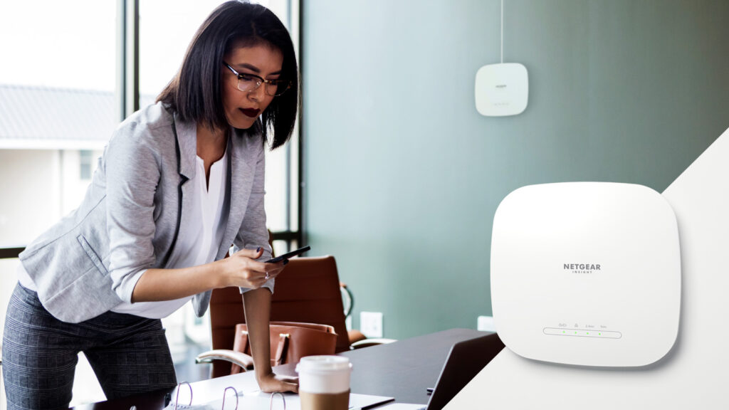 A NETGEAR KIBŐVÍTETTE MENEDZSELHETŐ HOZZÁFÉRÉSI PONTJAINAK KÍNÁLATÁT EGY ÚJ, KÉTSÁVOS WIFI 6 MEGOLDÁSSAL