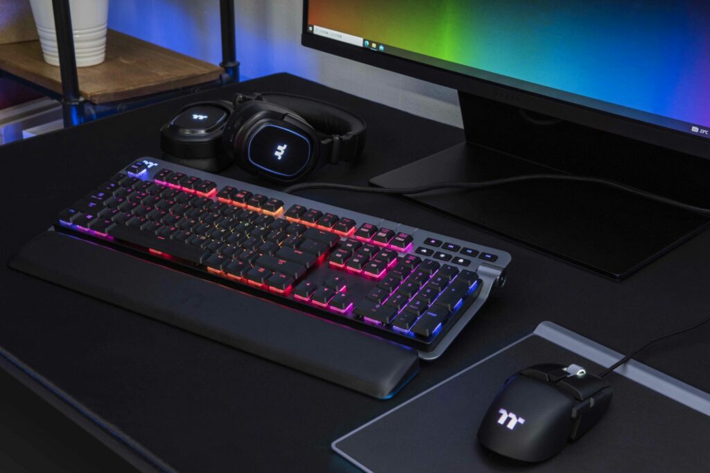 MEGJELENT A THERMALTAKE ARGENT K6 RGB ALACSONY PROFILÚ, CHERRY MX RED / SPEED SILVER MECHANIKUS GAMER BILLENTYŰZET