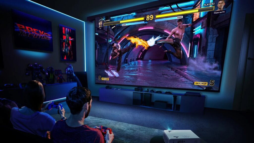 A BENQ ÚJ, 4 LED PROJEKTORA MAGÁVAL RAGADÓ RÖVID VETÍTÉSI TÁVOLSÁGGAL, KONZOL JÁTÉKHOZ XXL FORMÁTUMBAN