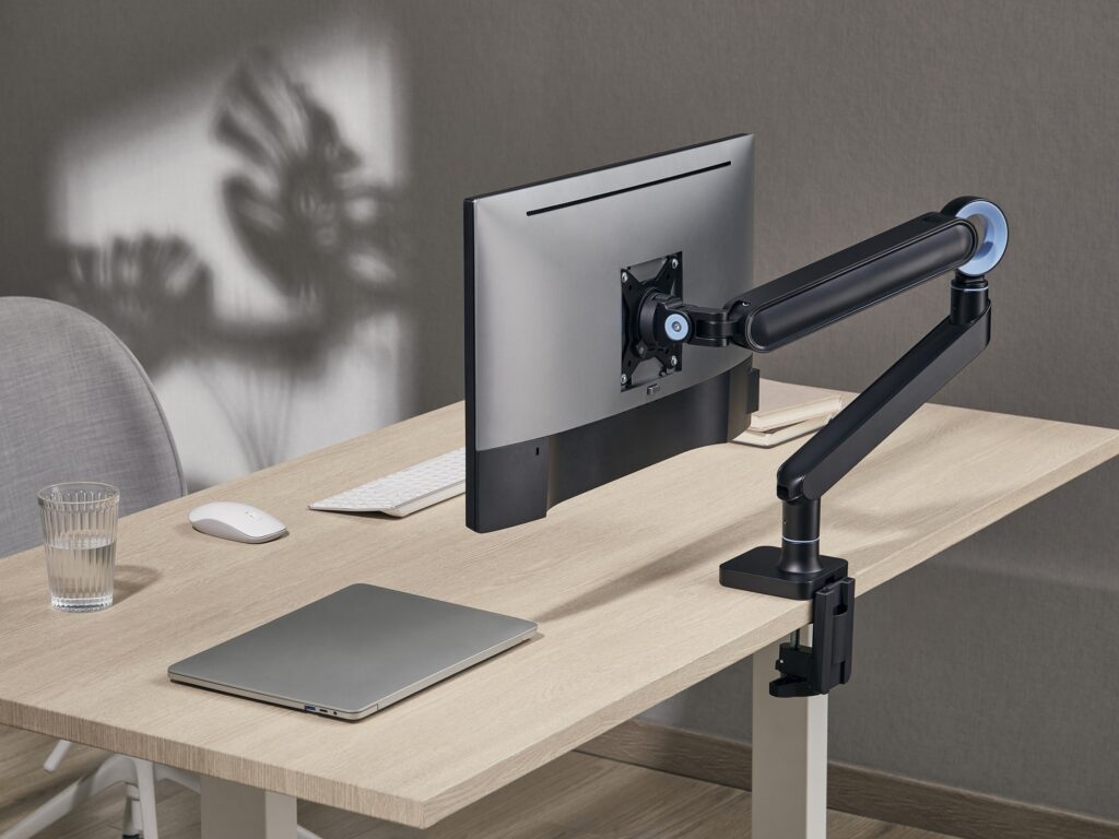 STABIL MONITORÁLLVÁNY AKÁR 49 HÜVELYKES ESZKÖZÖKHÖZ AZ EQUIPTŐL