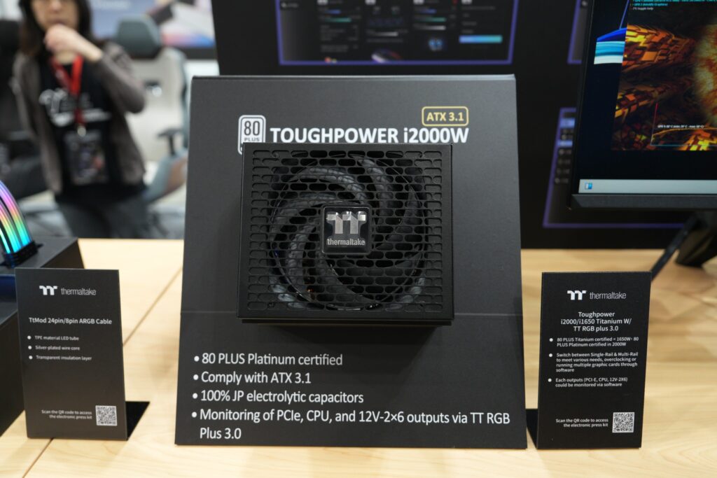 THERMALTAKE TOUGHPOWER I2000W PLATINUM: AZ EXTRÉM TELJESÍTMÉNY ÉS A PRECÍZ VEZÉRLÉS TALÁLKOZÁSA