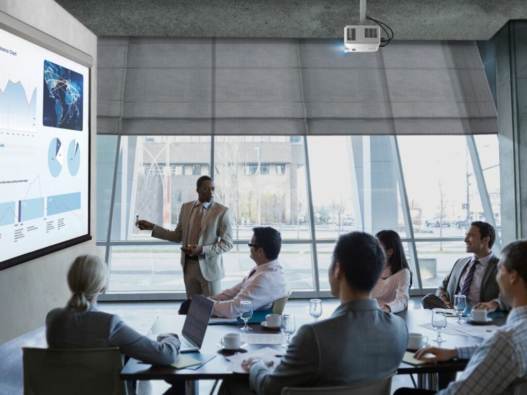 A VIEWSONIC ÚJ, 4000 LUMENES MODELLEKKEL TESZI ELÉRHETŐVÉ A KÖRNYEZETBARÁT VETÍTÉST